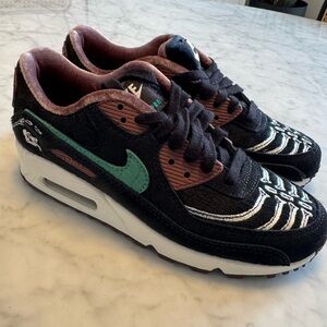 Rare Nike women’s Air Max 90 'Siempre Familia'